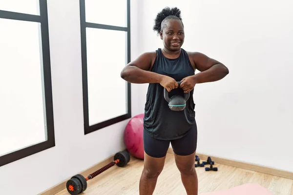 Joven Mujer Afroamericana Sonriente Entrenamiento Seguro Usando Mancuerna Centro Deportivo — Foto de Stock