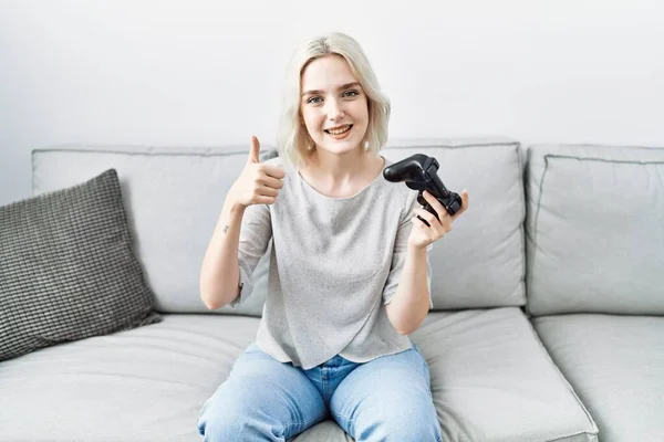 Jonge Blanke Vrouw Thuis Spelen Video Game Holding Controller Glimlachen — Stockfoto