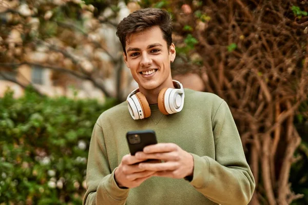 Jovem Hispânico Sorrindo Feliz Usando Smartphone Fones Ouvido Cidade — Fotografia de Stock