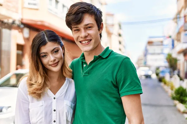 Joven Pareja Caucásica Sonriendo Feliz Abrazándose Pie Ciudad —  Fotos de Stock