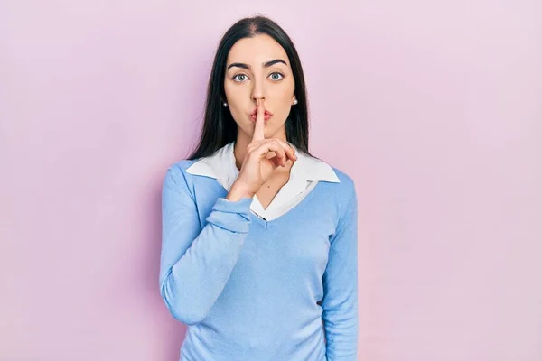 Hermosa Mujer Con Ojos Azules Pie Sobre Fondo Rosa Pidiendo — Foto de Stock