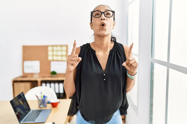 Joven Mujer Negocios Hispana Trabajando Oficina Sorprendida Sorprendida Mirando Hacia —  Fotos de Stock