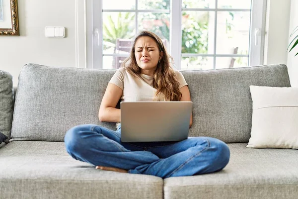 Vacker Ung Brunett Kvinna Sitter Soffan Med Hjälp Datorn Laptop — Stockfoto