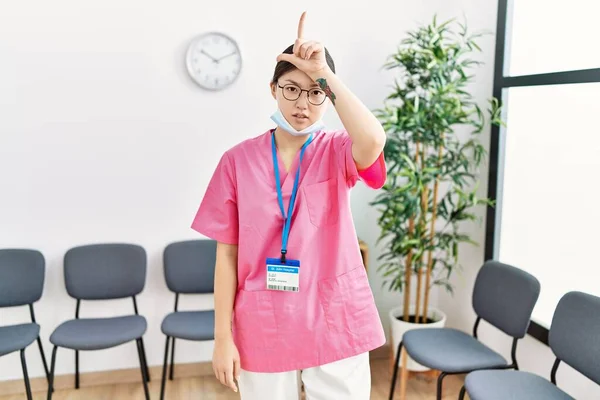 Genç Asyalı Hemşire Bekleme Odasında Parmakları Alnında Insanlarla Dalga Geçiyor — Stok fotoğraf