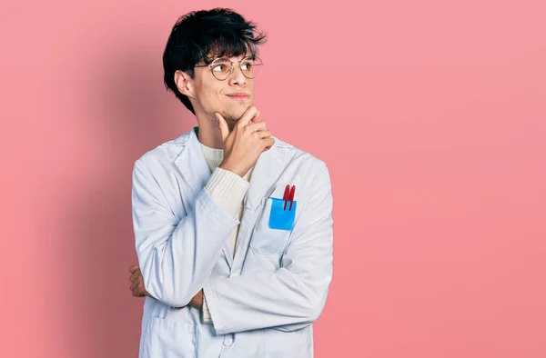Snygg Hipster Ung Man Klädd Läkare Uniform Tänkande Koncentrerade Sig — Stockfoto
