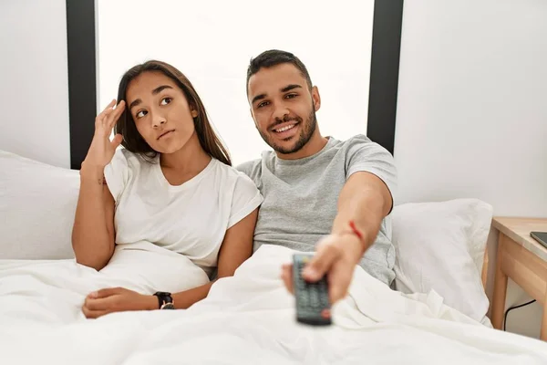 Jong Latijn Paar Kijken Liggend Bed — Stockfoto