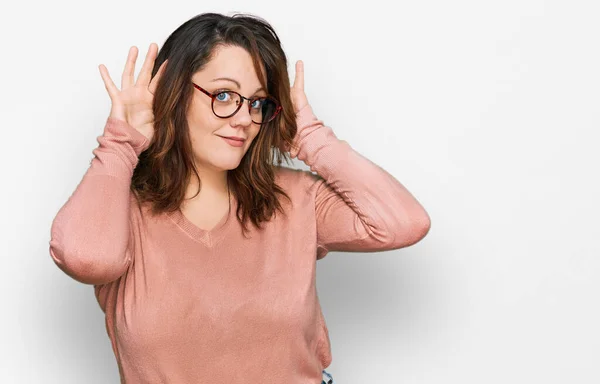 Ung Kvinna Storlek Vardagskläder Och Glasögon Som Försöker Höra Båda — Stockfoto