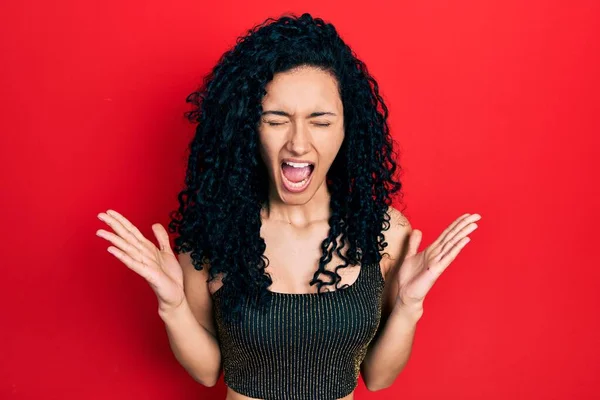 Mujer Hispana Joven Con Pelo Rizado Usando Estilo Casual Con —  Fotos de Stock