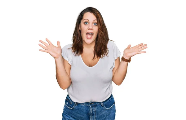 Junge Size Frau Lässigem Weißen Shirt Feiert Verrückt Und Erstaunt — Stockfoto