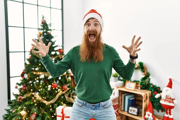 Redhead Man Med Långt Skägg Bär Jul Hatt Julgran Firar — Stockfoto