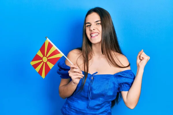 Jong Brunette Tiener Holding Macedonian Vlag Schreeuwen Trots Vieren Overwinning — Stockfoto