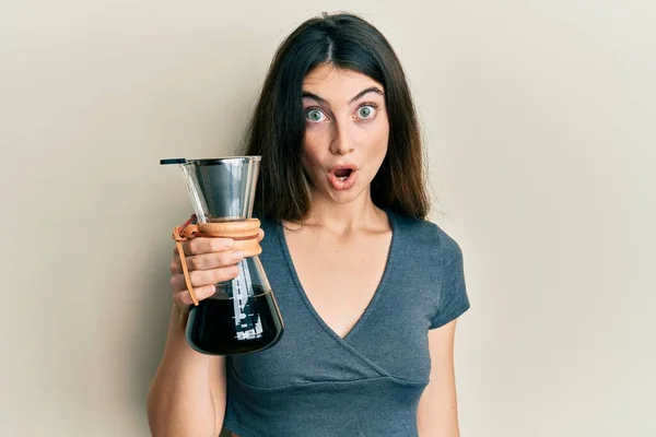 Kafkasyalı Genç Bir Kadın Elinde Filtreyle Kahve Makinesini Tutuyor Şaşırtmak — Stok fotoğraf