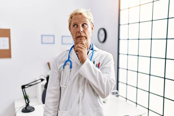 Jovem Loiro Vestindo Uniforme Médico Estetoscópio Clínica Pensando Preocupado Com — Fotografia de Stock