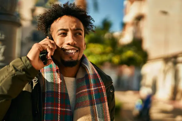 Jovem Afro Americano Sorrindo Feliz Falando Smartphone Cidade — Fotografia de Stock