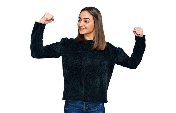 腕の筋肉を示すエレガントなセーターを着て美しいブルネットの女性は誇らしげに笑っている フィットネスのコンセプト — ストック写真