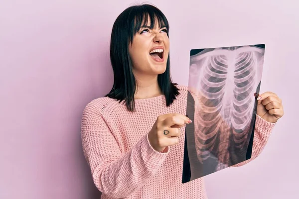 Giovane Donna Ispanica Tenendo Torace Raggi Arrabbiato Pazzo Urlando Frustrato — Foto Stock