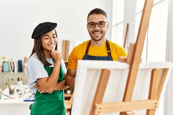Young Hispanic Couple Smiling Happy Drawing Art Studio — ストック写真
