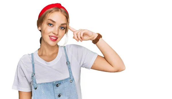 Jong Kaukasisch Meisje Dragen Casual Kleding Glimlachen Wijzend Naar Hoofd — Stockfoto