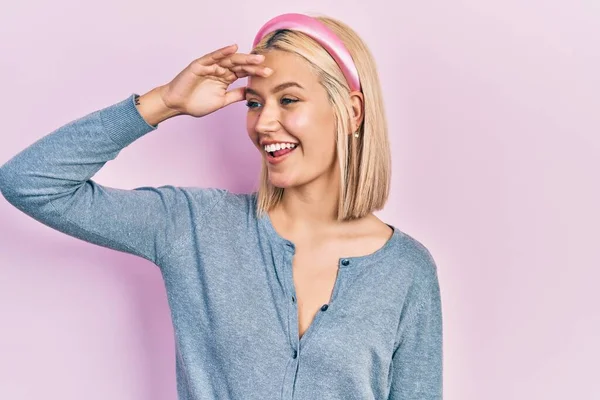 Mulher Loira Bonita Sobre Fundo Rosa Muito Feliz Sorrindo Olhando — Fotografia de Stock