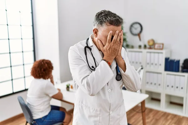 Médico Meia Idade Homem Clínica Com Paciente Com Expressão Triste — Fotografia de Stock