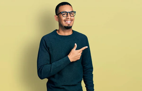 Fiatal Afro Amerikai Férfi Alkalmi Ruhát Szemüveget Visel Vidám Mosollyal — Stock Fotó