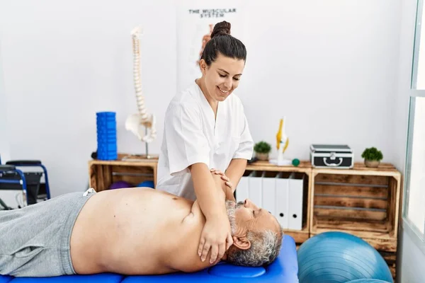 Fisioterapeuta Paciente Sonriendo Confiado Tener Sesión Rehabilitación Clínica —  Fotos de Stock