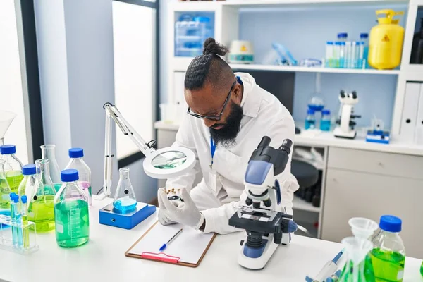 Jovem Afro Americano Vestindo Uniforme Cientista Usando Lupa Laboratório — Fotografia de Stock