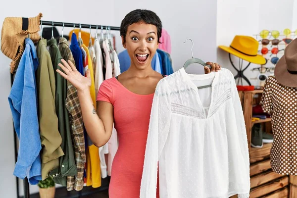 Mulher Hispânica Jovem Com Compras Cabelo Curto Boutique Varejo Celebrando — Fotografia de Stock