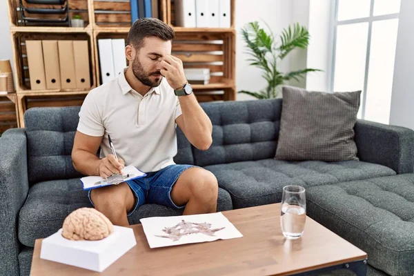 Schöner Hispanischer Mann Der Mit Dem Rorschach Test Der Psychologischen — Stockfoto