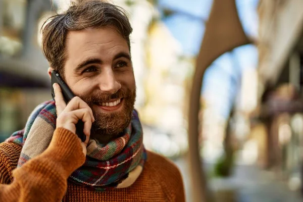 Beyaz Sakallı Bir Adam Güneşli Bir Günde Telefonda Konuşuyor — Stok fotoğraf