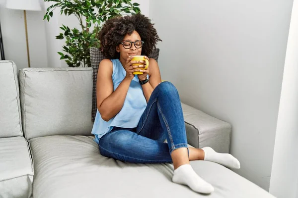 Joven Mujer Afroamericana Sonriendo Confiada Oliendo Taza Café Casa — Foto de Stock