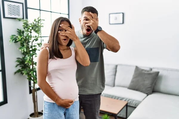 Joven Pareja Interracial Esperando Bebé Tocando Vientre Embarazada Asomándose Shock — Foto de Stock