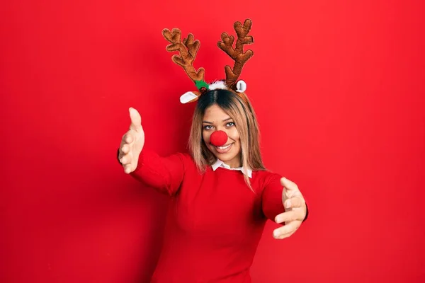 Krásná Hispánka Jelením Vánočním Kloboukem Červeným Nosem Dívá Kamery Usmívá — Stock fotografie