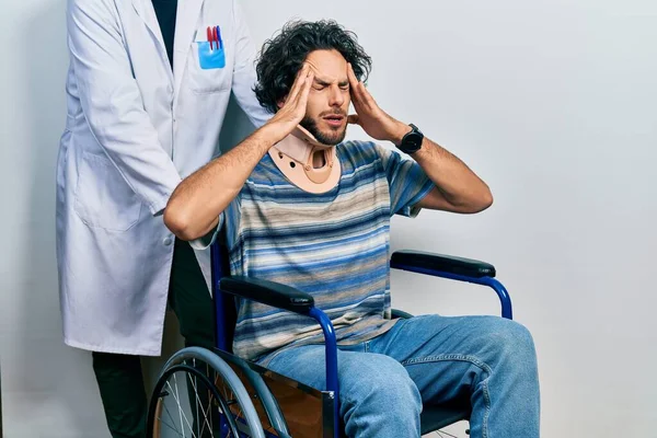 Tekerlekli Sandalyede Oturan Yakışıklı Boynuna Tasma Takmış Başı Ağrıdığı Için — Stok fotoğraf