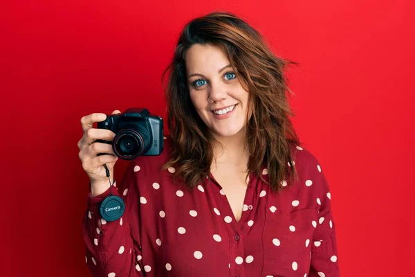 Elinde Refleks Kamerası Olan Genç Beyaz Bir Kadın Pozitif Mutlu — Stok fotoğraf