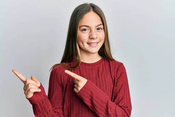 Bella Ragazza Bruna Che Indossa Maglione Casual Sorridente Guardando Fotocamera — Foto Stock