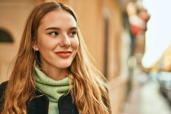 Joven Chica Rubia Sonriendo Feliz Pie Ciudad — Foto de Stock