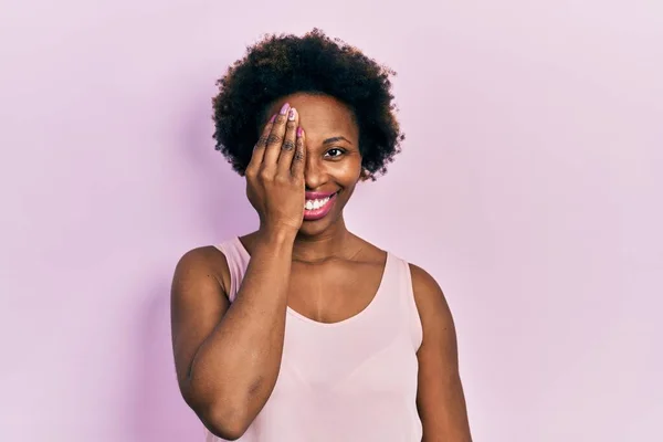 Jonge Afrikaanse Amerikaanse Vrouw Dragen Casual Mouwloos Shirt Bedekken Een — Stockfoto