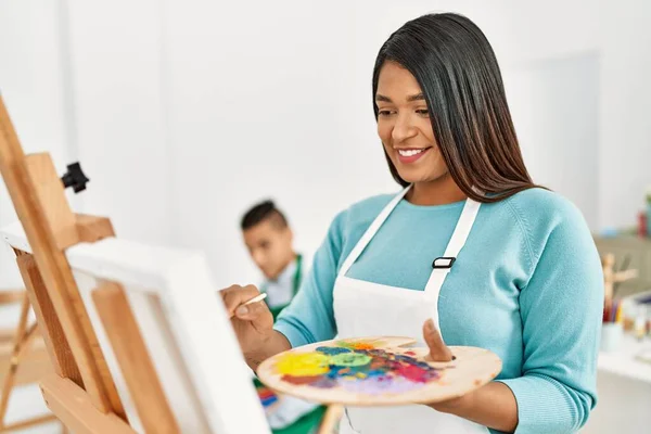 Jovem Pintor Latino Casal Sorrindo Pintura Feliz Estúdio Arte — Fotografia de Stock