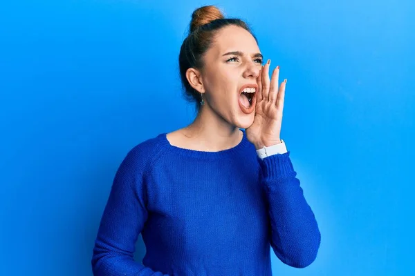Young Blonde Woman Wearing Casual Clothes Shouting Screaming Loud Side — Stock Photo, Image