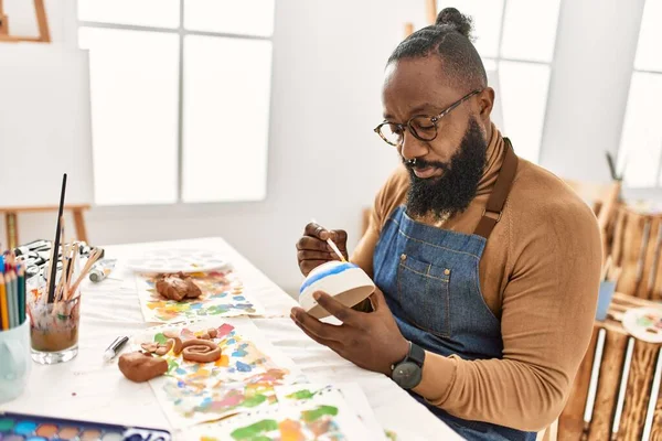 Joven Afroamericano Artista Hombre Concentrado Pintura Cerámica Estudio Arte —  Fotos de Stock