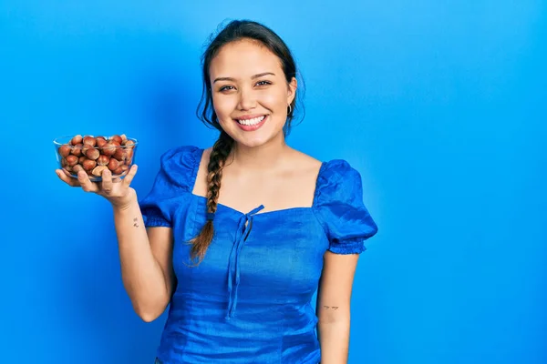Joven Chica Hispana Sosteniendo Tazón Castañas Luciendo Positiva Feliz Pie — Foto de Stock
