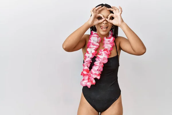 Young African American Woman Wearing Swimsuit Hawaiian Lei Doing Gesture — Stockfoto