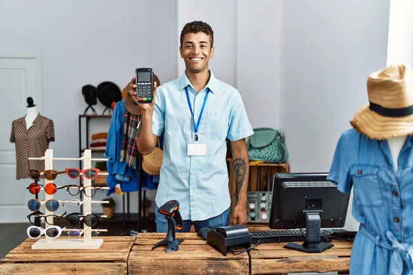 Jovem Hispânico Trabalhando Como Assistente Loja Segurando Dataphone Loja Varejo — Fotografia de Stock