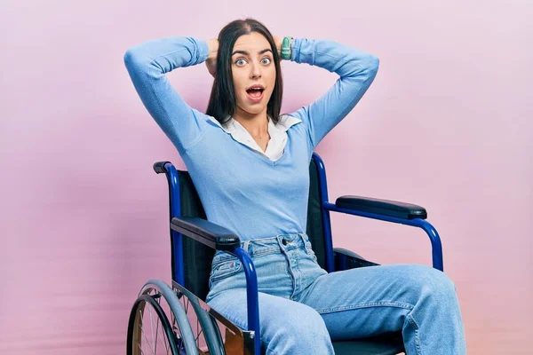 Piękna Kobieta Niebieskimi Oczami Siedząca Wózku Inwalidzkim Szalona Przerażona Rękami — Zdjęcie stockowe