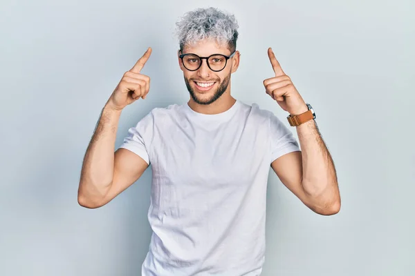 Modern Boyalı Saçlı Beyaz Tişörtlü Gözlüklü Iki Eliyle Başını Gösteren — Stok fotoğraf