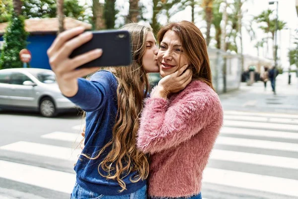 Mama Córka Przytulają Się Całują Robiąc Selfie Ulicy — Zdjęcie stockowe
