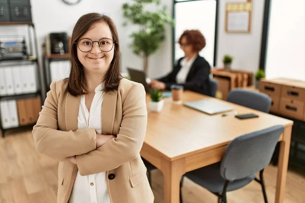 Menina Síndrome Trabalhando Trabalho Equipe Inclusiva Grupo Duas Mulheres Que — Fotografia de Stock