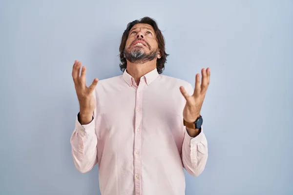 Hombre Guapo Mediana Edad Con Camisa Elegante Fondo Loco Loco —  Fotos de Stock