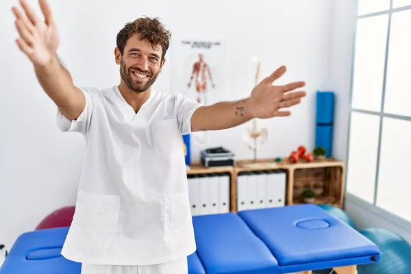 Der Junge Gut Aussehende Physiotherapeut Der Der Schmerzklinik Arbeitet Blickt — Stockfoto